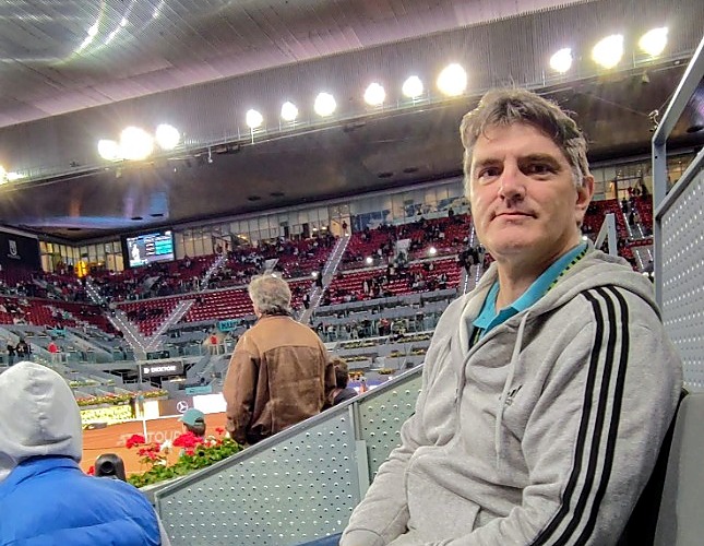 Vlad Zablockis en el box de jugadores de la Pista Central de la Caja Mágica
